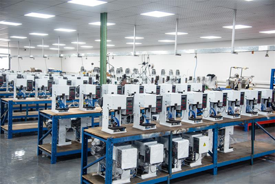 Täyttäen autojen johdinsarjan tuotannon vaatimukset.