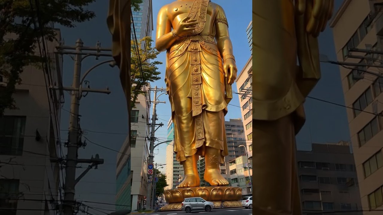 Upea kultainen Buddha-patsas kävelee vilkkaalla kaupungin kadulla #buddha