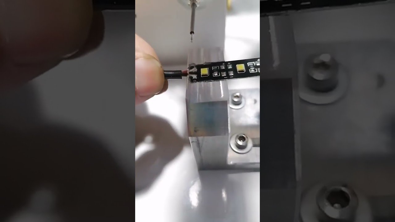 LED-nauhan puoliautomaattinen juotos- ja tinauskone
