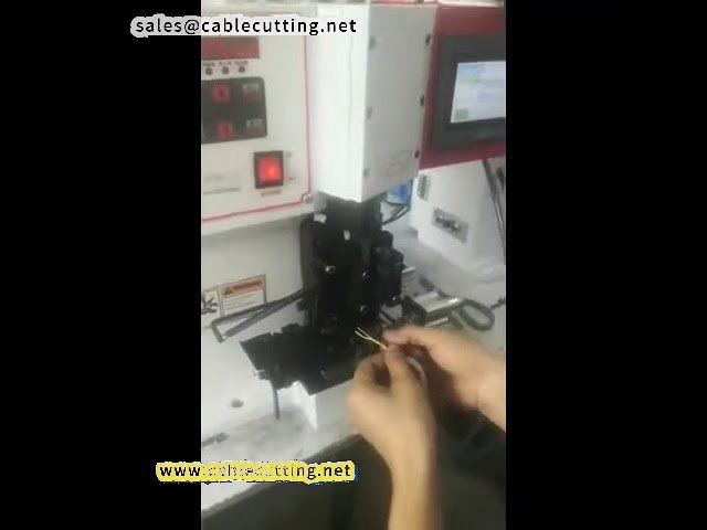 Automaattinen yksijohtimen kuorinta- ja liitinpuristuskone video