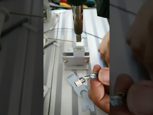 Tarkka tyypin C -kaapelihitsauskone iPhonen USB-A-pään automaattiseen juottamiseen ja DIY-projekteihin